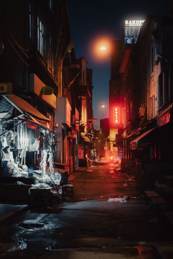 雨后反光的霓虹小巷，昏黄路灯
