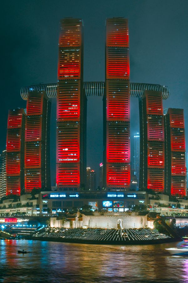江畔未来感摩天大楼夜景，赛博朋克氛围