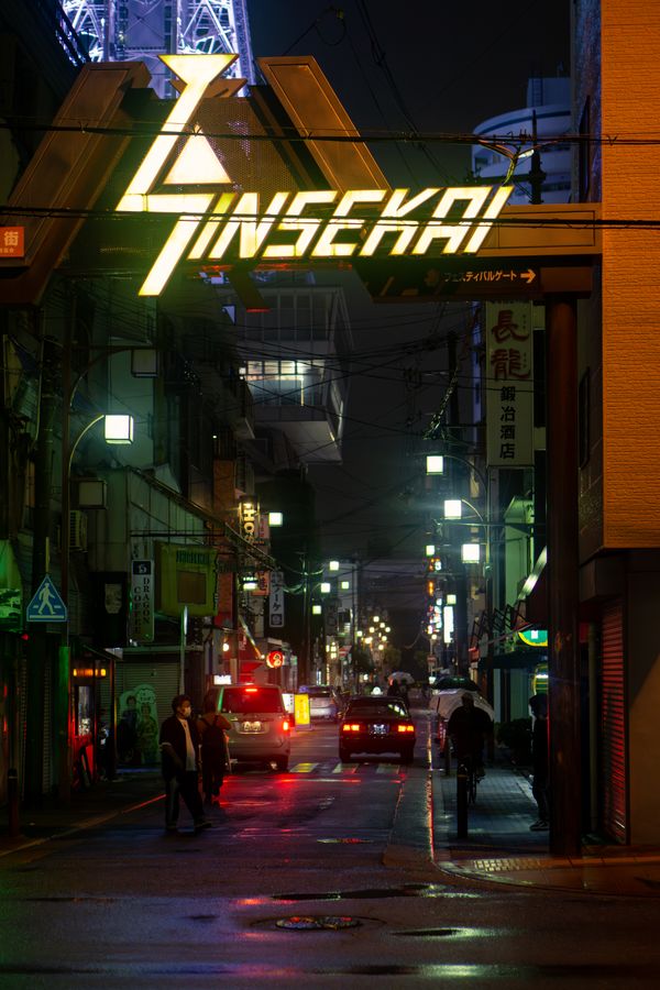 霓虹招牌林立的街区夜晚街景